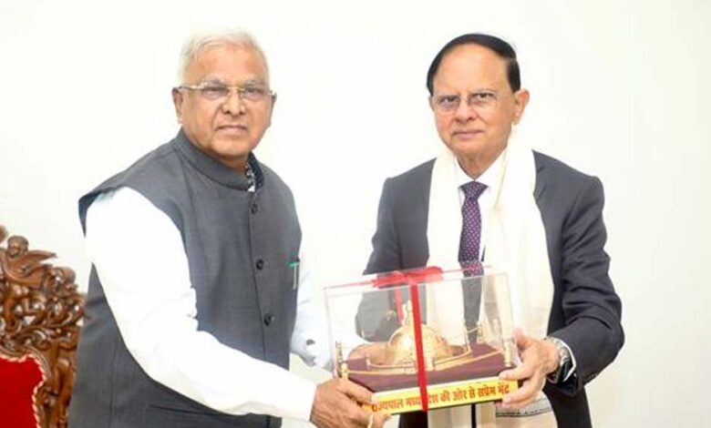 राज्यपाल-मंगुभाई-पटेल-से-प्रधानमंत्री-के-प्रमुख-सचिव-डॉ-पीके.-मिश्रा-की-सौजन्य-भेंट