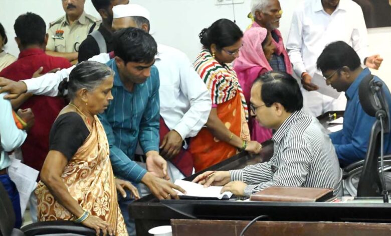 जनदर्शन-में-कलेक्टर-ने-सुनी-लोगों-की-समस्याएं