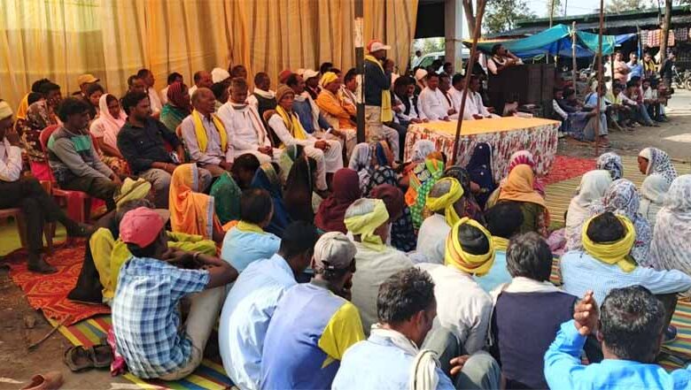 लीलाटोला-में-शराब-दुकान-हटाने-को-लेकर-जोरदार-धरना-प्रदर्शन,-ग्रामीणों-में-आक्रोश