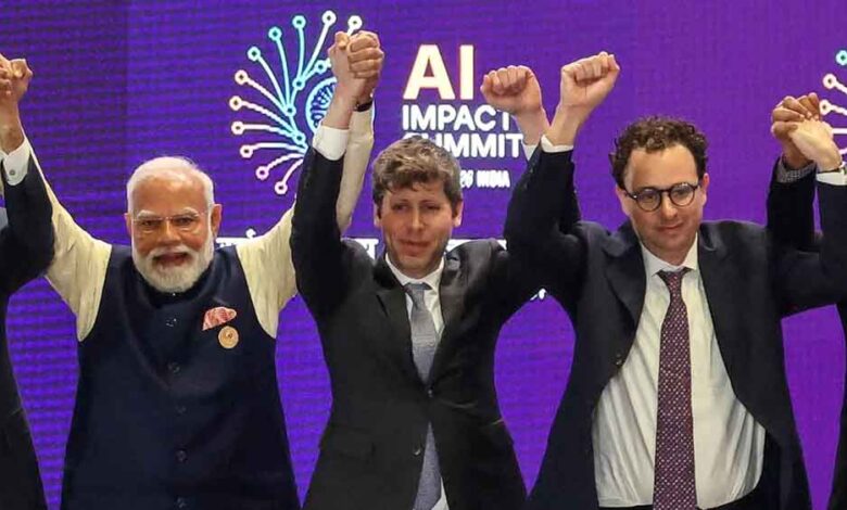 AI दिग्गजों की जंग नहीं थमी, पीएम मोदी की मौजूदगी में भी हाथ मिलाने से इनकार