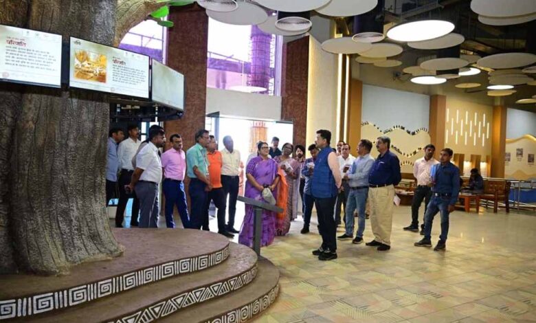 शहीद-वीर-नारायण-सिंह-जनजातीय-संग्रहालय-में-स्वच्छता-के-लिए-अधिकारियों-कर्मचारियों-का-संकल्प