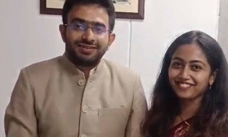 ट्रेनिंग में मुलाकात और DM चैंबर में शादी, IAS कपल ने पेश की सादगी की मिसाल