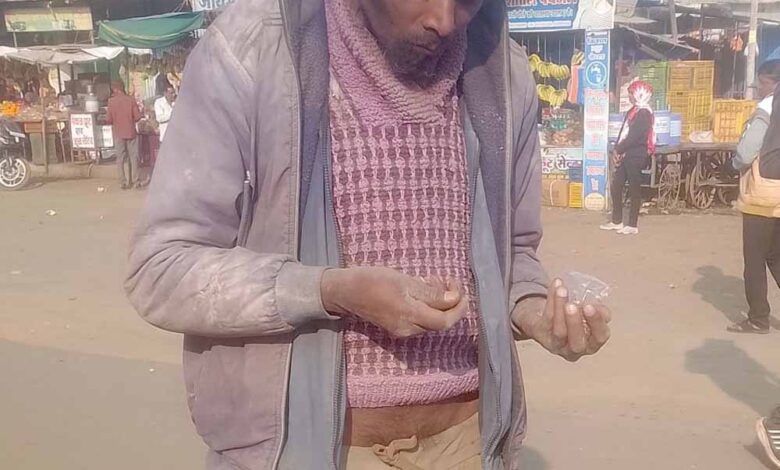 गली-गली-घूम-रहे-पागल-इंसानों-के-लिए-कोई-नही-हैं-जिम्मेदार