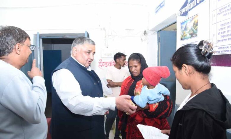 cm-विष्णु-देव-साय-के-जन्मदिवस-पर-लखनपुर-में-विशेष-पूजा-अर्चना,-मंत्री-राजेश-अग्रवाल-ने-मरीजों-को-बांटे-फल