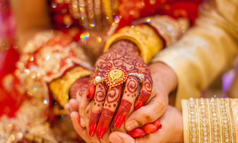 गुजरात सरकार का नया कदम: मां-बाप को मैसेज, फिर होगी शादी! आप किसके साथ हैं?