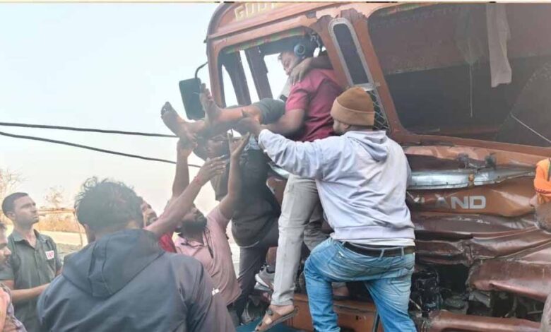 धार-में-ट्रक-ड्राइवर-ने-कंटेनर-को-मारी-टक्कर,-तीन-घंटे-तक-फंसा-रहा