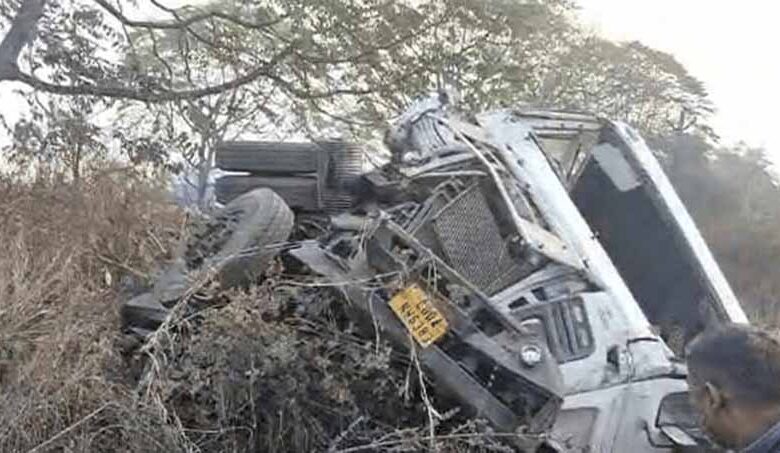 ओडिशा-में-ट्रेलर-ने-पुलिस-की-गाड़ी-को-मारी-टक्कर,-5-जवानों-की-मौत-और-3-की-हालत-नाजुक