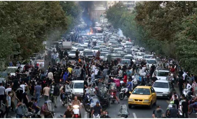 अमेरिका-तनाव-के-बीच-ईरान-में-gen-z-का-उबाल,-सड़कों-पर-गूंजा-‘तानाशाह-मुर्दाबाद’