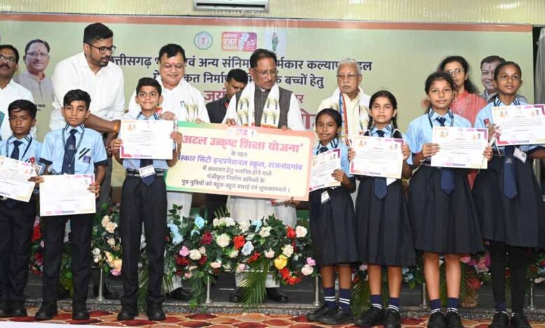 जगदलपुर-के-श्रमिक-की-बेटी-डिंपल-कश्यप-अब-संस्कार-सिटी-स्कूल-में-संवार-रही-अपना-भविष्य