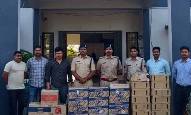 खरगोन-में-नाकाबंदी-तोड़कर-भागा-शराब-तस्कर,-घिरते-ही-कार-छोड़-फरार