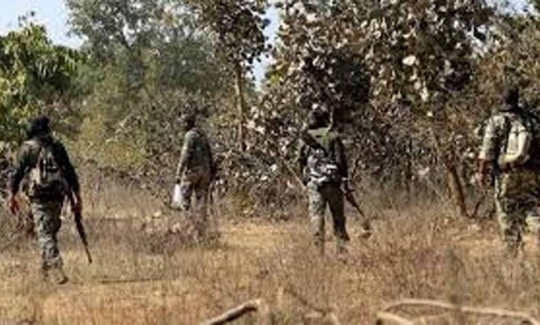 बीजापुर-में-सुरक्षाबलों-से-मुठभेड़-में-दो-वर्दीधारी-नक्सली-ढेर,-कई-हथियार-बरामद