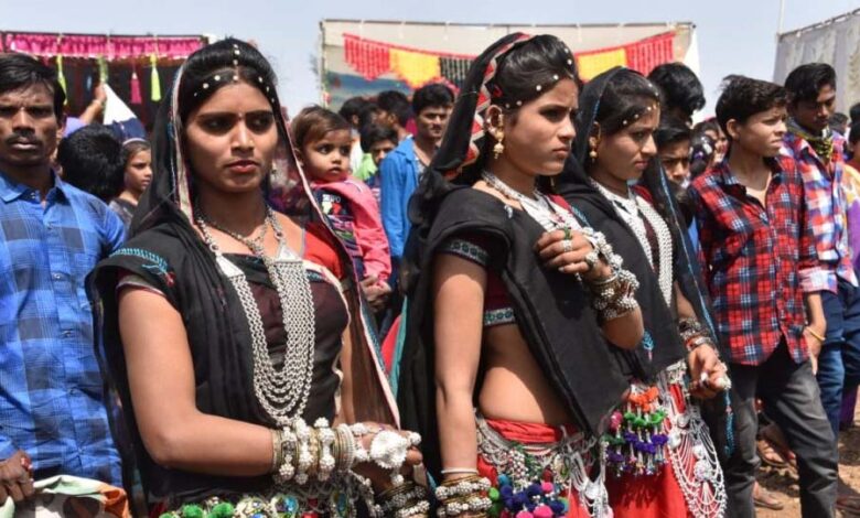 धूलकोट-में-भगोरिया-हाट-की-धूम,-पारंपरिक-वेशभूषा-और-ढोल-मांडल-की-थाप-पर-थिरके-युवा