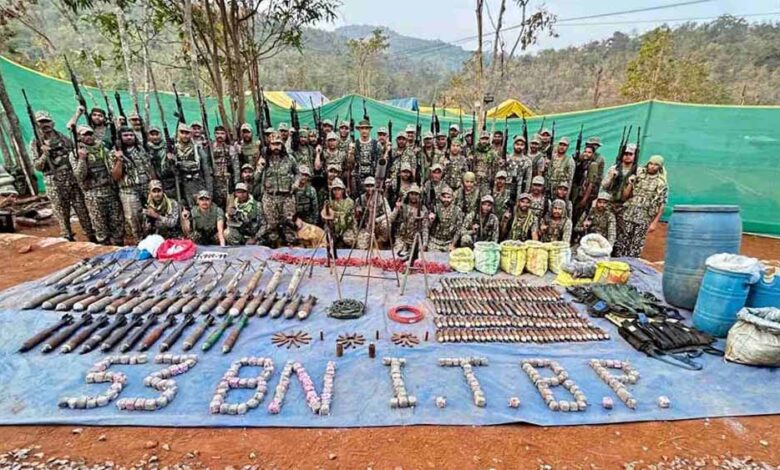 सुरक्षाबलों-की-बड़ी-कार्रवाई,-नक्सली-डंप-से-भारी-मात्रा-में-हथियार-बरामद