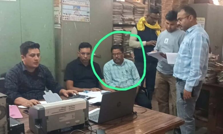कटनी-में-लोकायुक्त-का-बड़ा-कारनामा,-रिश्वत-लेते-जिला-पंचायत-लिपिक-गिरफ्तार