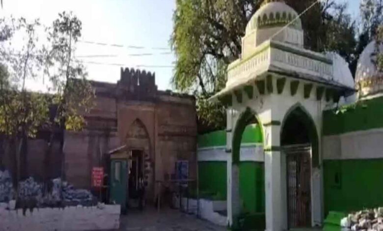 कमाल-मौला-मस्जिद-विवाद:-हिंदू-प्रतीकों-पर-उठा-सवाल,-मुस्लिम-पक्ष-ने-दी-ये-सफाई