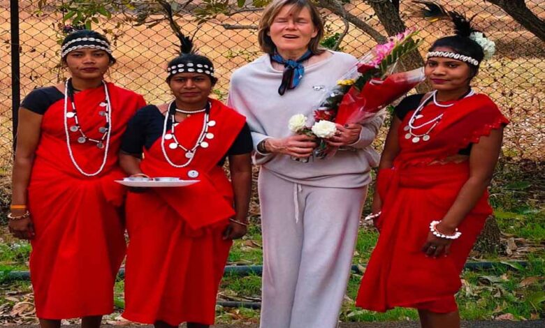 पर्यटन-विशेषज्ञ-किर्सी-ने-ग्रामीण-महिलाओं-संग-किया-महुआ-संग्रहण,-बस्तर-की-जैव-विविधता-और-लोकसंस्कृति-से-हुए-अभिभूत