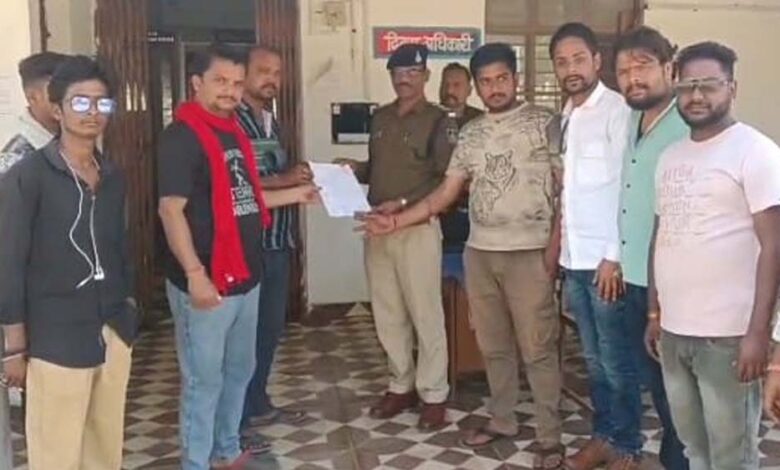 गाय-को-कुल्हाड़ी-से-मार-घायल-करने-पर-गुस्साए-बजरंग-दल-वाले-थाने-मै-की-शिकायत