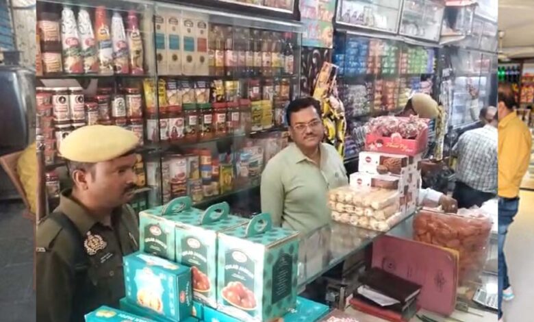 इंदौर-में-मिठाई-और-नमकीन-के-11-बड़े-प्रतिष्ठानों-पर-छापे,-होली-से-पहले-हड़कंप
