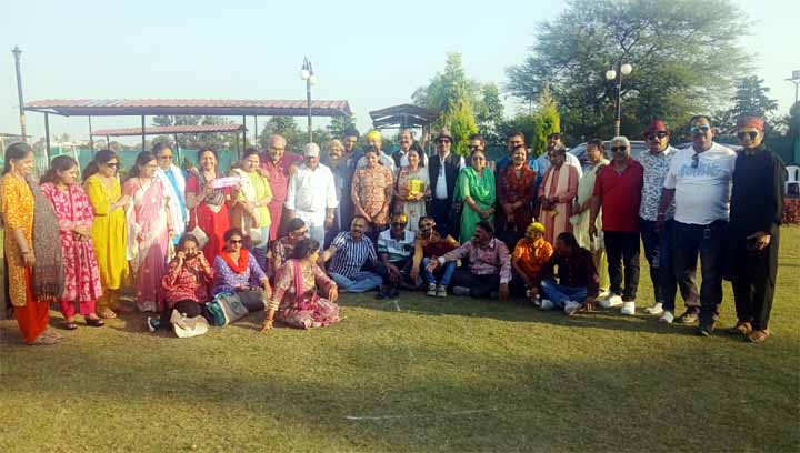 रंग,-सुर-और-दोस्ती-का-संगम:-सुर-संदेश-ग्रुप-का-होली-पूर्व-मिलन-उत्साह-के-साथ-संपन्न