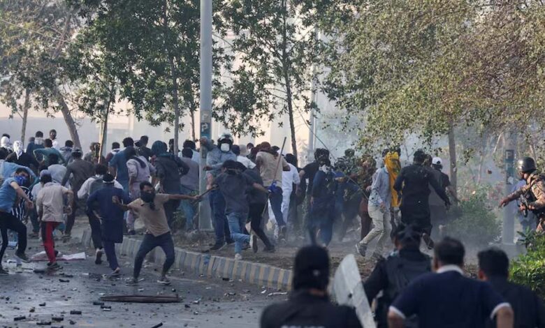 पाकिस्तानी-प्रदर्शनकारियों-ने-अमेरिकी-दूतावास-पर-किया-हमला,-मौतों-की-संख्या-23-तक-पहुंची