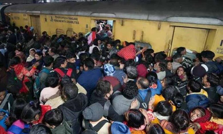 सीट-कन्फर्म-नहीं,-बढ़ी-बेबसी!-रेलवे-स्टेशन-पर-यात्रियों-का-सैलाब,-जनरल-डिब्बों-की-ओर-मची-भगदड़