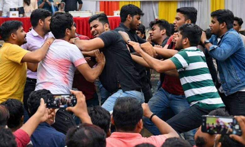 केंद्रीय-विश्वविद्यालय-में-होली-मिलन-में-भिड़े-छात्र,-तेज-साउंड-बजाने-पर-जमकर-चले-लात-घूंसे