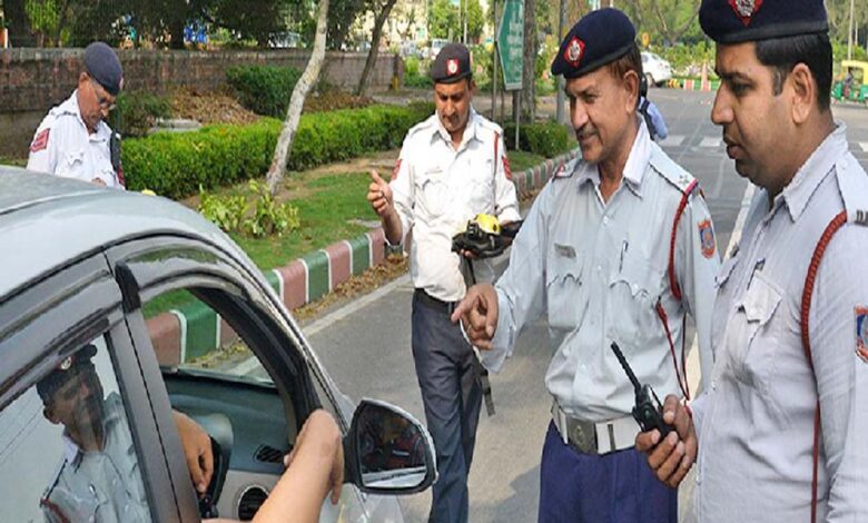 क्या-पुरुष-ट्रैफिक-पुलिसकर्मी-गाड़ी-चला-रही-महिलाओं-को-नहीं-रोक-सकते?