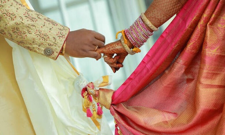 प्री-वेडिंग-शूट-के-बाद-अब-‘जूता-चोरी’-पर-रोक,-सेन-समाज-ने-शादी-की-रस्मों-पर-लगाई-पाबंदी;-सगाई-के-बाद-फोन-कॉल-भी-बंद