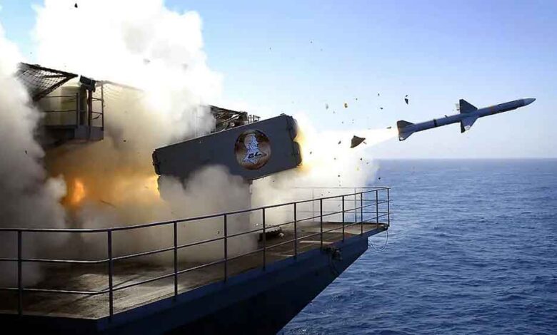 ईरान-का-पलटवार!-अमेरिकी-तेल-टैंकर-पर-मिसाइल-हमला,-समुद्र-में-भड़की-भीषण-आग