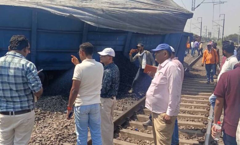 mp-में-बड़ा-रेल-हादसा:-मालगाड़ी-के-5-डिब्बे-पटरी-से-उतरे,-बिलासपुर-कटनी-सेक्शन-पर-रेल-यातायात-प्रभावित
