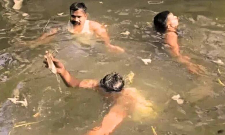 पूजा-सामग्री-के-साथ-नहर-में-बहा-आए-2-लाख-रुपये,-घर-पहुंचकर-हुई-याद-तो-उड़-गए-होश