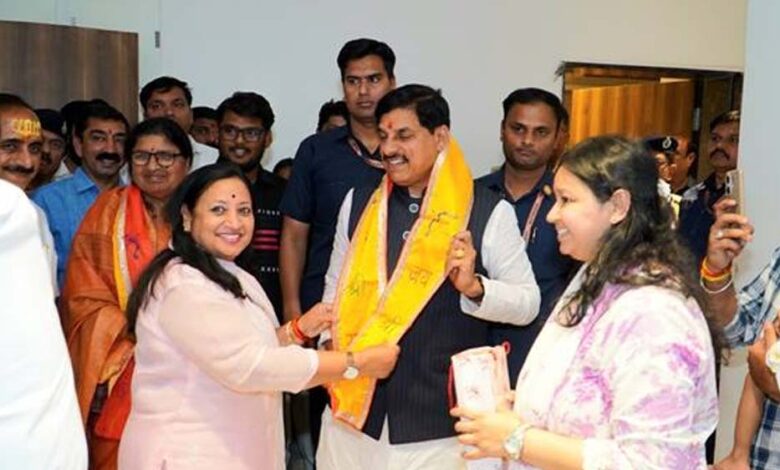 मुख्‍यमंत्री-डॉ.-यादव-के-प्रयासों-से-स्‍वदेश-लौटे-जैन-परिवार-ने-जताया-आभार