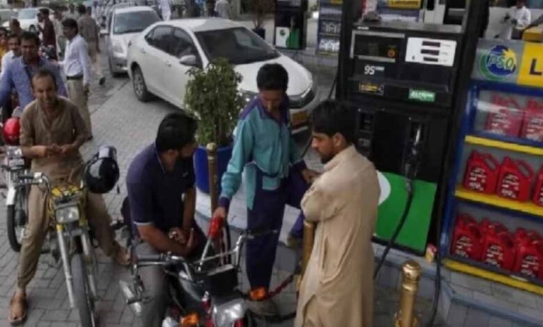 पाकिस्तान-में-पेट्रोल-335-रुपये-प्रति-लीटर,-नोएडा-में-पंपों-पर-हाहाकार