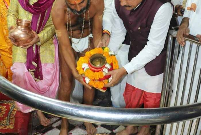 मुख्यमंत्री-डॉ.-यादव-ने-ममलेश्वर-में-जलाभिषेक-एवं-पूजन-किया