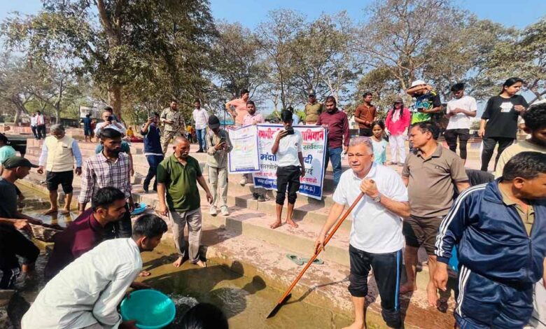 मंत्री-परमार-ने-चित्रकूट-स्थित-पंचवटी-घाट-पर-किया-श्रमदान
