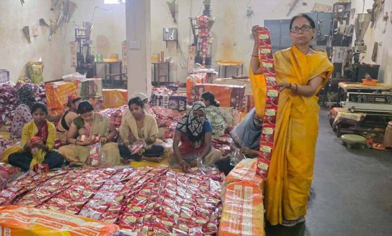 नारी-शक्ति-से-औद्योगिक-प्रगतिः-पूनम-जायसवाल-ने-20-महिलाओं-को-दिया-रोजगार,-बनीं-आत्मनिर्भरता-की-मिसाल