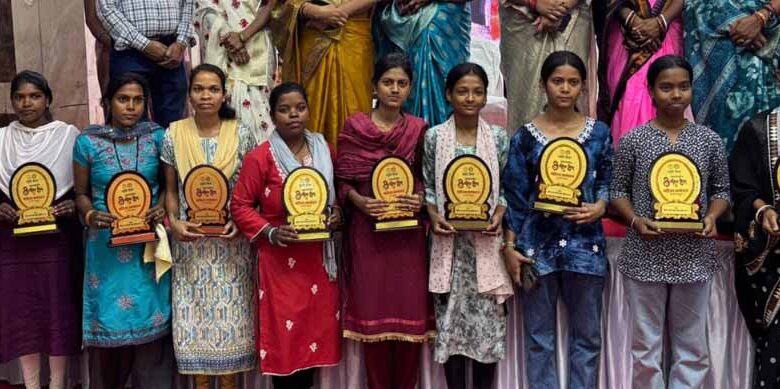 अंतरराष्ट्रीय-महिला-दिवस-पर-आंगनबाड़ी-कार्यकर्ता,-बिहान-योजना-व-अन्य-विधा-से-जुड़ी-महिलाओं-का-सम्मान