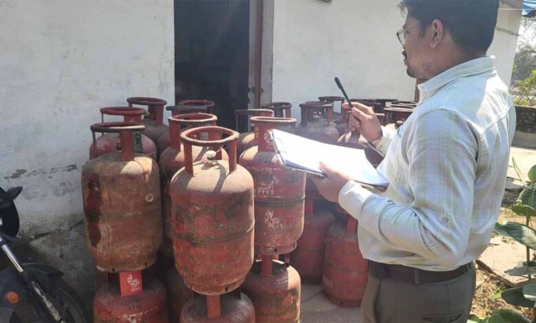 बिलासपुर-में-गैस-की-कालाबाजारी-का-भंडाफोड़,-कोनी-के-अवैध-रिफिलिंग-सेंटर-पर-छापा;-55-सिलेंडर-जब्त
