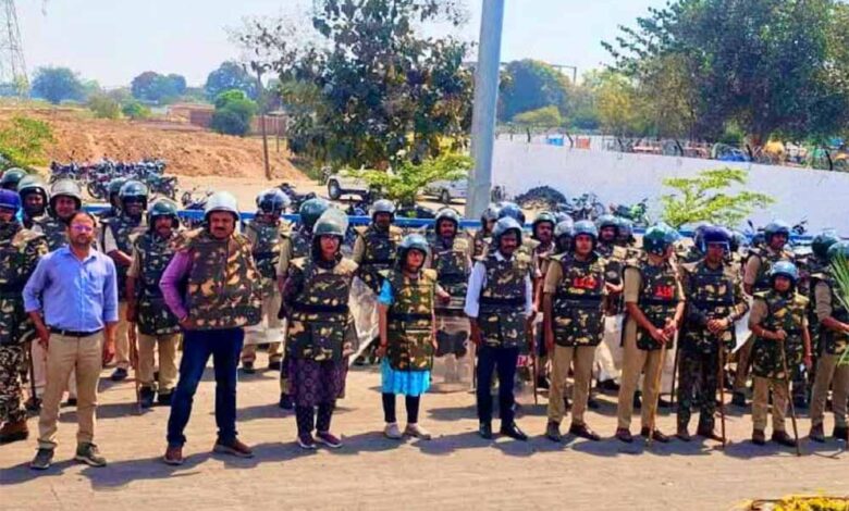 सिंगरौली-में-अडाणी-पावर-प्लांट-में-बवाल:-आगजनी,-कई-गाड़ियों-में-तोड़फोड़,-पुलिस-वाहन-भी-पलटे