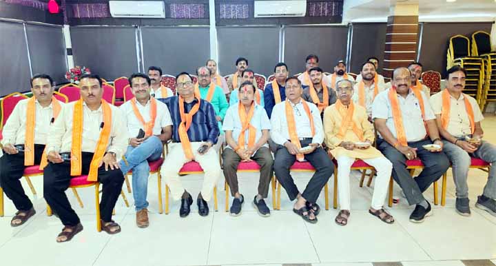 आयुर्वेदिक-विक्रेता-संघ-का-होली-मिलन-समारोह:-व्यापारिक-एकता-और-परंपरा-का-रंगीन-संगम