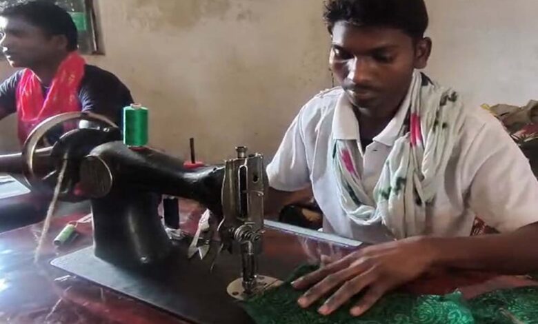 आत्मसमर्पित-नक्सली-डेढ़-महीने-से-सीख-रहे-सिलाई-और-ड्राइविंग,-बालाघाट-पुलिस-की-पहल-से-14-परिवारों-को-मिली-सरकारी-नौकरी
