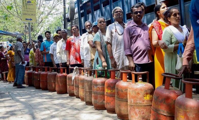 cg-में-lpg-की-किल्लत,-एजेंसियों-में-लगी-लंबी-लाइनें;-लोग-बोले-“घंटों-से-तेज-धूप-में-खड़े-हैं”,-लकड़ी-कोयले-की-बढ़ी-डिमांड