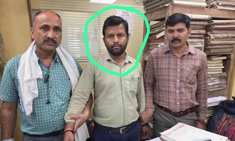 भोपाल-में-हाउसिंग-बोर्ड-का-कर्मचारी-रिश्वत-लेते-पकड़ा-गया,-5-हजार-लेते-रंगे-हाथों-लोकायुक्त-ने-दबोचा