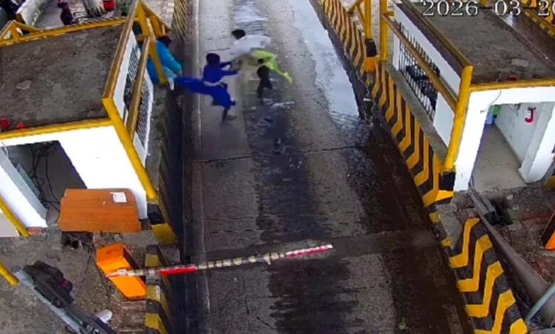 सिवनी-nh-44-पर-बवाल:-गाड़ी-रोकने-पर-निहंग-सिखों-ने-टोलकर्मियों-को-तलवार-की-मूठ-और-डंडों-से-पीटा