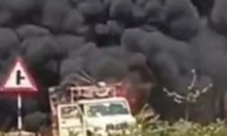 रायपुर-में-बड़ा-हादसा:-रोड-मार्किंग-मशीन-में-ब्लास्ट,-आसमान-में-उठा-धुएं-का-गुबार