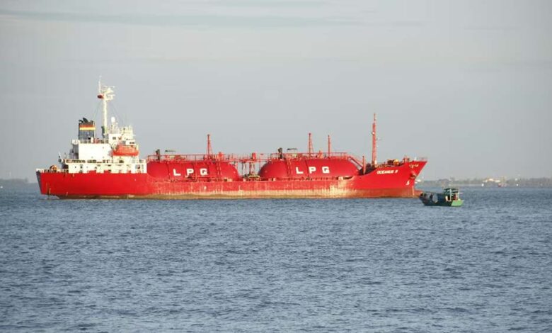 स्ट्रेट-ऑफ-होर्मुज-से-राहत:-दो-भारतीय-lpg-जहाजों-को-मिला-सुरक्षित-गुजरने-का-परमिट