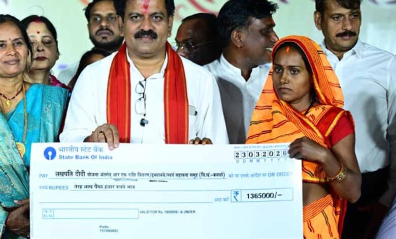 उपमुख्यमंत्री-विजय-शर्मा-ने-महिला-समूहों-को-11.43-करोड़-रुपए-की-राशि-की-अंतरित