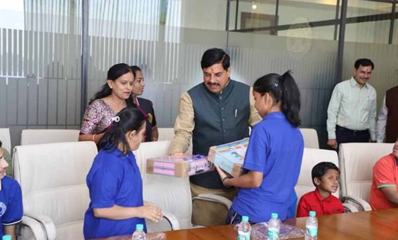 मुख्यमंत्री-डॉ.-यादव-ने-अपने-जन्म-दिवस-पर-दिव्यांग-बच्चों-को-दुलारा-बच्चों-को-दिये-उपहार