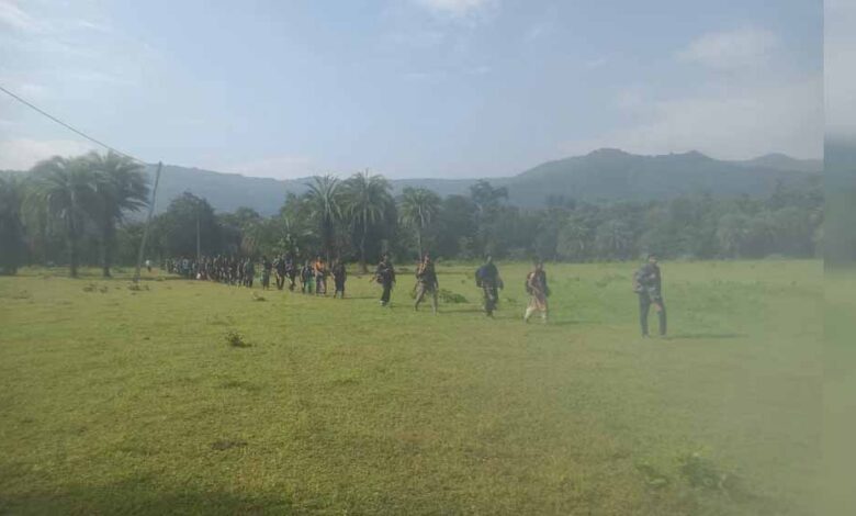 कांकेर-में-बड़ी-सफलता:-जंगलों-से-निकले-5-हथियारबंद-नक्सली,-एसपी-के-सामने-करेंगे-सरेंडर