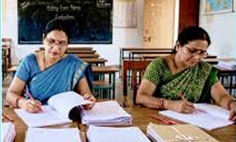 दूसरा-चरण-शुरू:-25-हजार-कॉपियों-का-मूल्यांकन,-300-शिक्षक-जुटे-जांच-में
